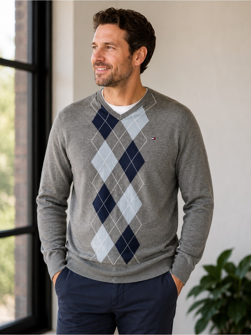 Tommy Hilfiger Argyle Sweater Men’s XL Gray Blue V-Neck Preppy Golf Dadcore